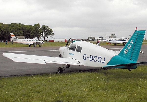 Sur ce Piper Cherokee parked, l’airelon gauche a déflecteur vers le bas et vers le haut. 